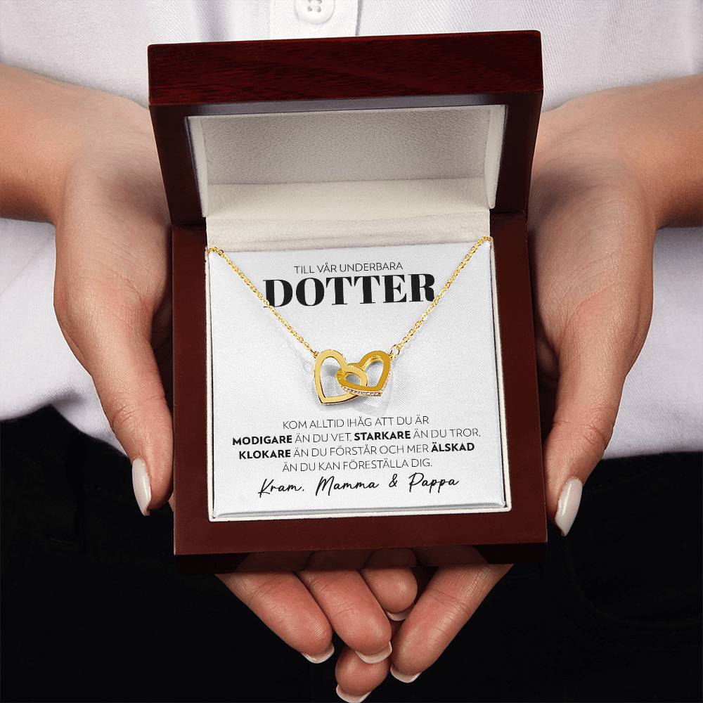 Till Vår Underbara Dotter - Modigare (från Mamma och Pappa) - Halsband Två Hjärtan