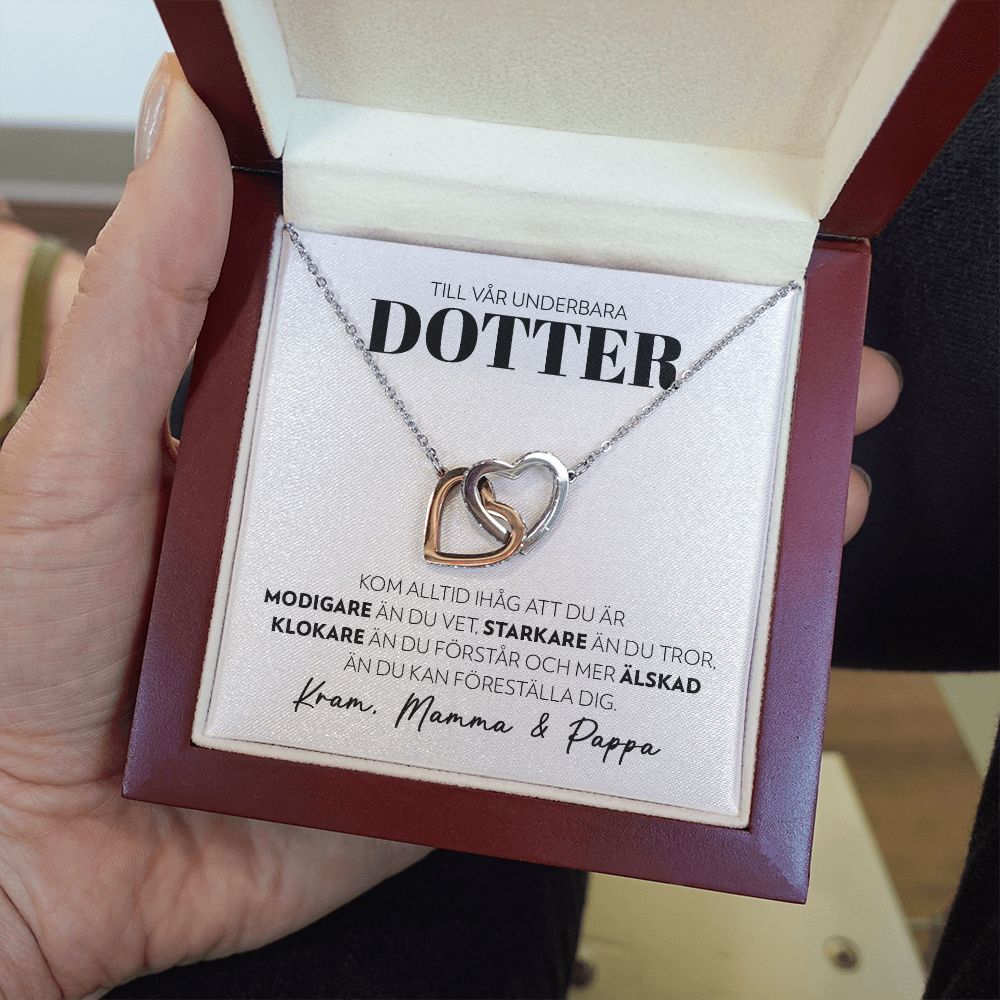 Till Vår Underbara Dotter - Modigare (från Mamma och Pappa) - Halsband Två Hjärtan
