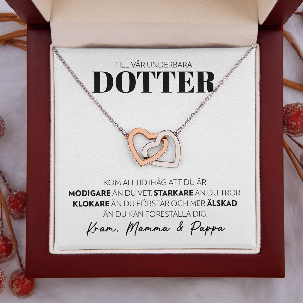 Till Vår Underbara Dotter - Modigare (från Mamma och Pappa) - Halsband Två Hjärtan